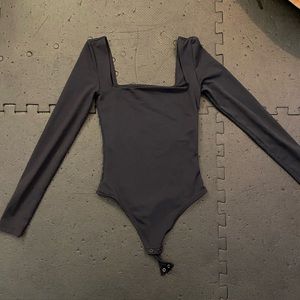 aritzia Babaton Contour Squareneck Longsleeve Bodysuit